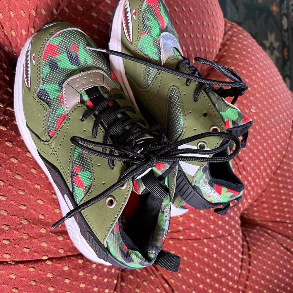 Hot Wheels green Heelys trainers #skateboarding #kids. Like new hot wheel shoes